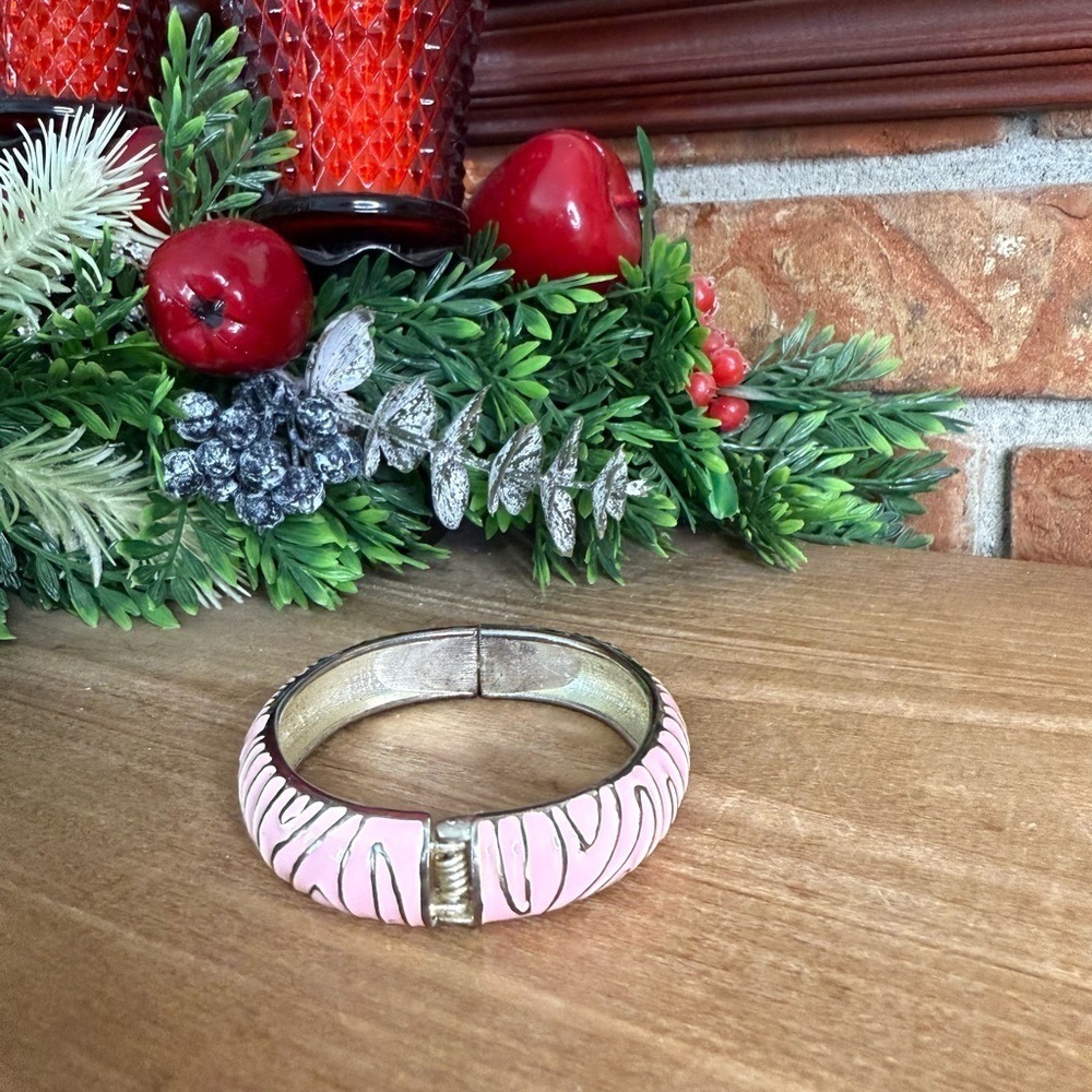 Vintage 1974 Elegant Pink Zebra Bangle Spring Close Oval Bracelet - Picture 4 of 10